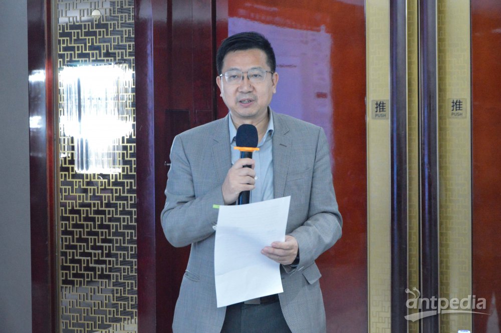 主持 方向东老师.jpg